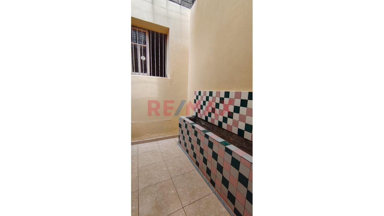 Casa Con Vista Interna De 107 M² Con Amplio Patio Y Aires En Breña — foto 4