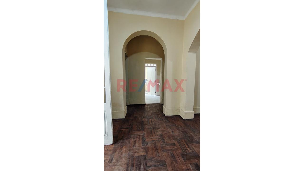 Casa Con Vista Interna De 107 M² Con Amplio Patio Y Aires En Breña — foto 3