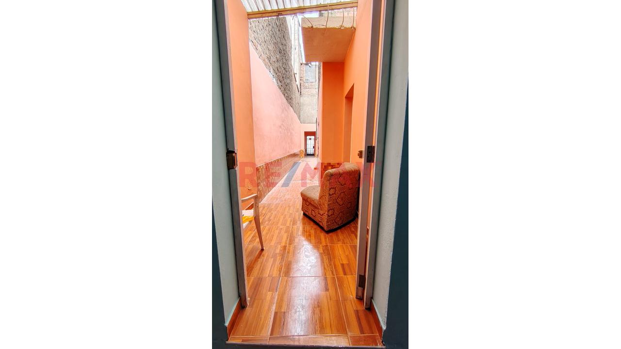 Casa Con Vista Interna De 107 M² Con Amplio Patio Y Aires En Breña — foto 10