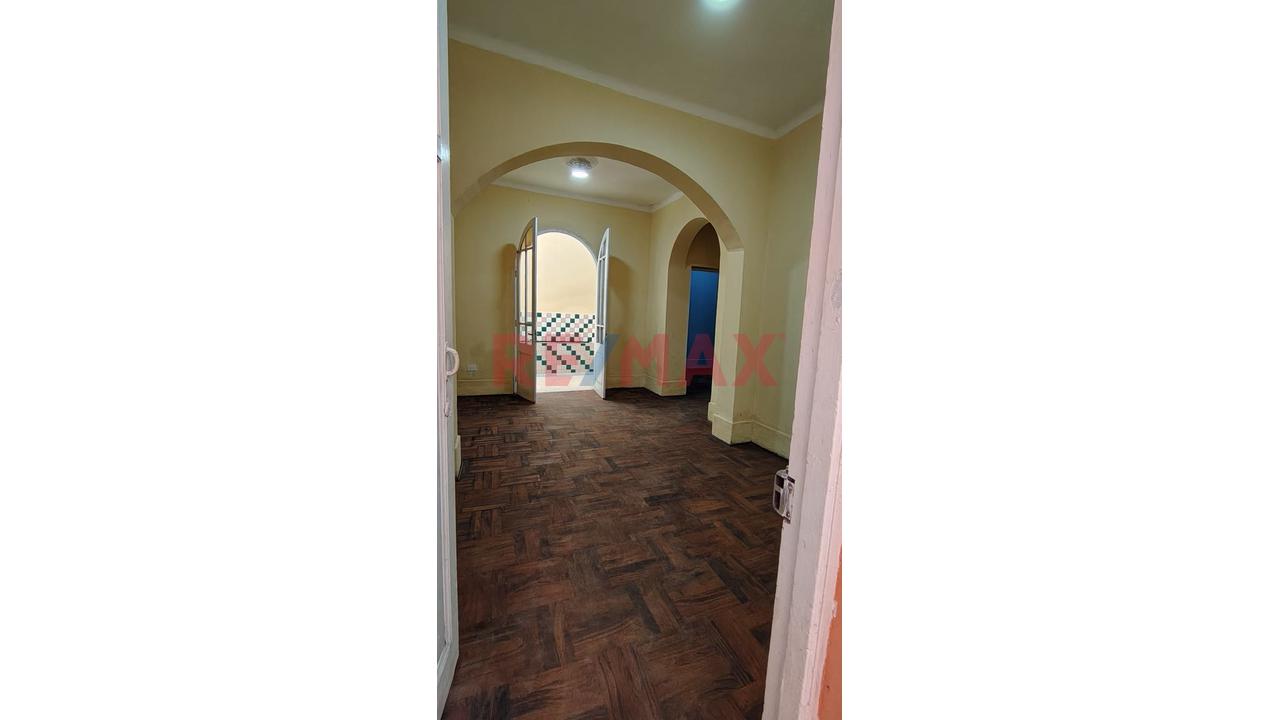 Casa Con Vista Interna De 107 M² Con Amplio Patio Y Aires En Breña — foto 5