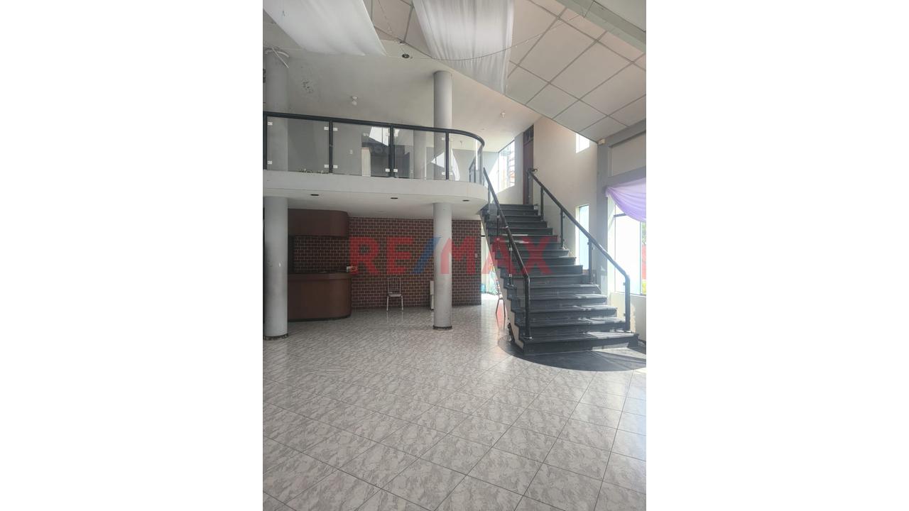 Terreno Con Local De Ventos Y Cancha Deportiva En Venta - En Plena Av. Salaverry - Socabaya - 2