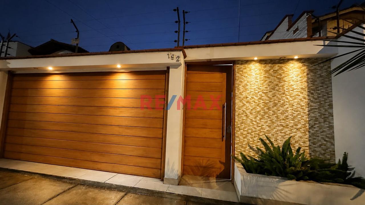 Vendo Casa 2 Pisos Y Terraza Con Doble Cochera - 1