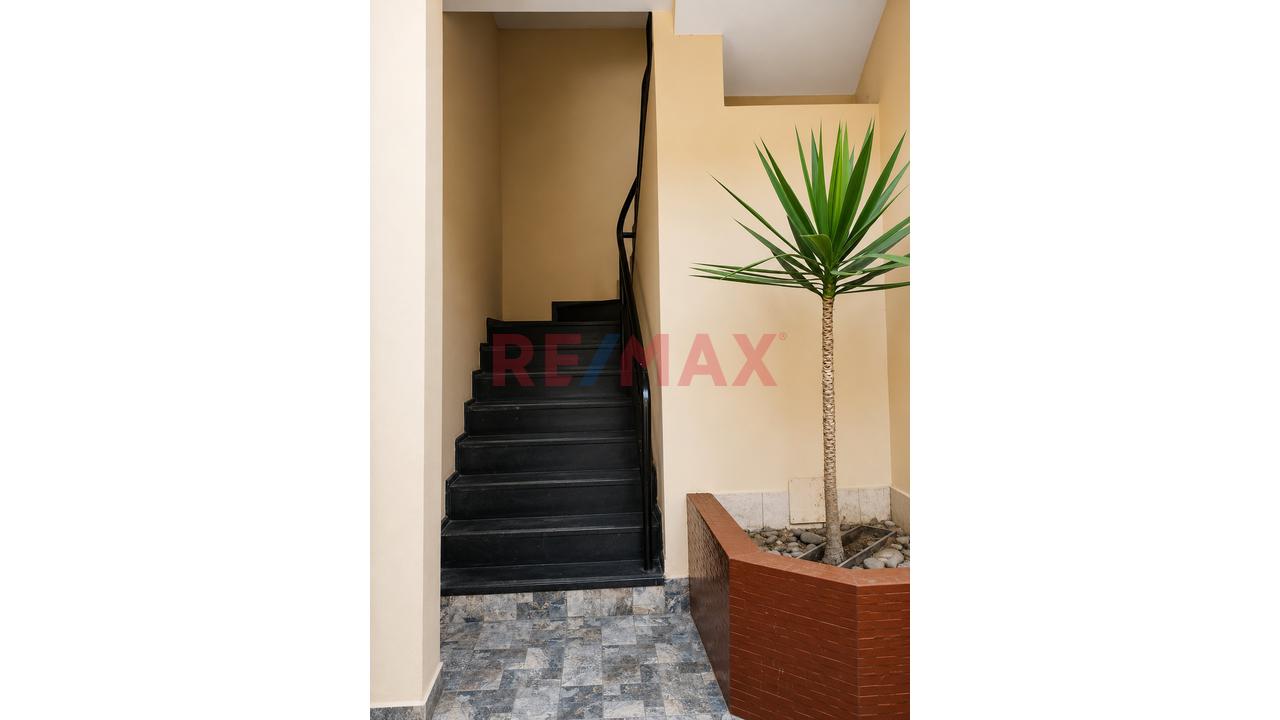 Alquiler De Oficina Con Almacén En Chorrillos | 138 M² Aprox. | 3 Ambientes + Cocina-Comedor | S/ 2,500 — foto 4