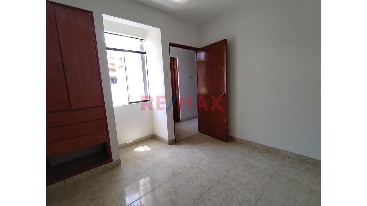 Alquilo Casa 3 Niveles En Condominio En Av Casuarinas Urb. Los Geranios — foto 3