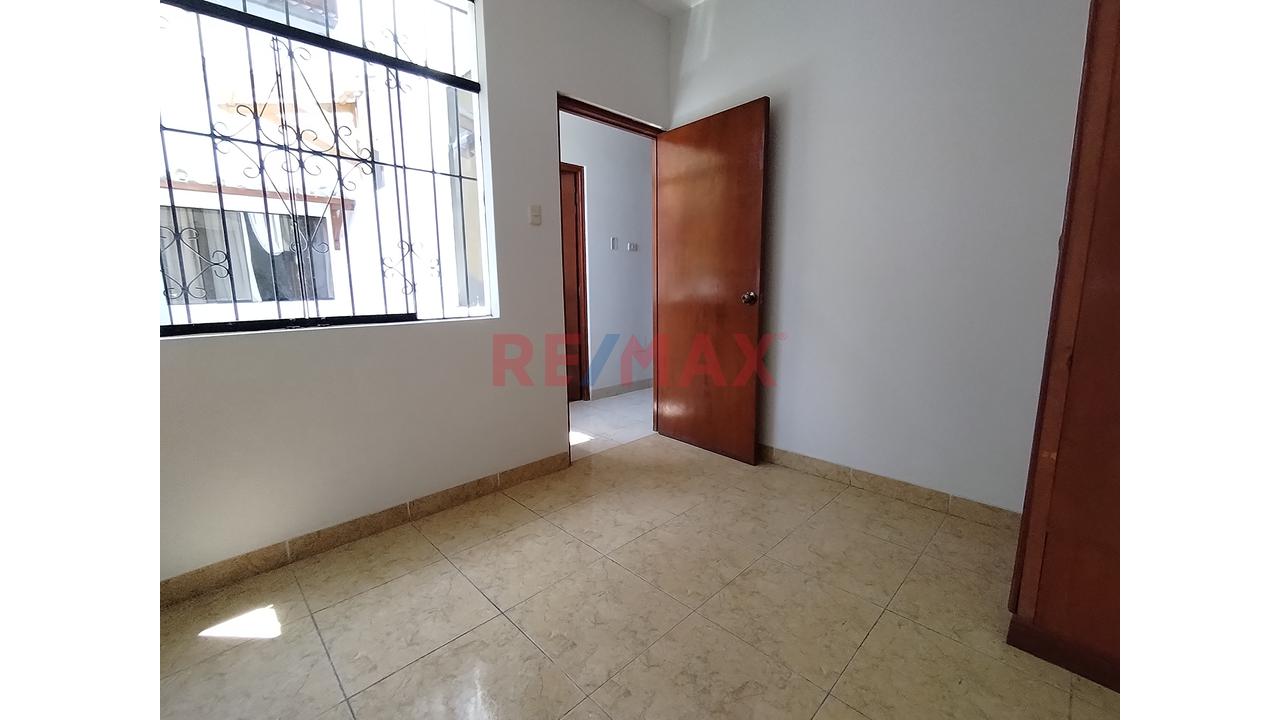 Alquilo Casa 3 Niveles En Condominio En Av Casuarinas Urb. Los Geranios — foto 2