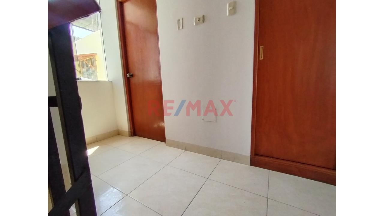 Alquilo Casa 3 Niveles En Condominio En Av Casuarinas Urb. Los Geranios — foto 5