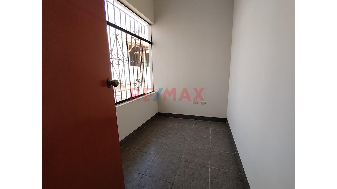 Alquilo Casa 3 Niveles En Condominio En Av Casuarinas Urb. Los Geranios — foto 7