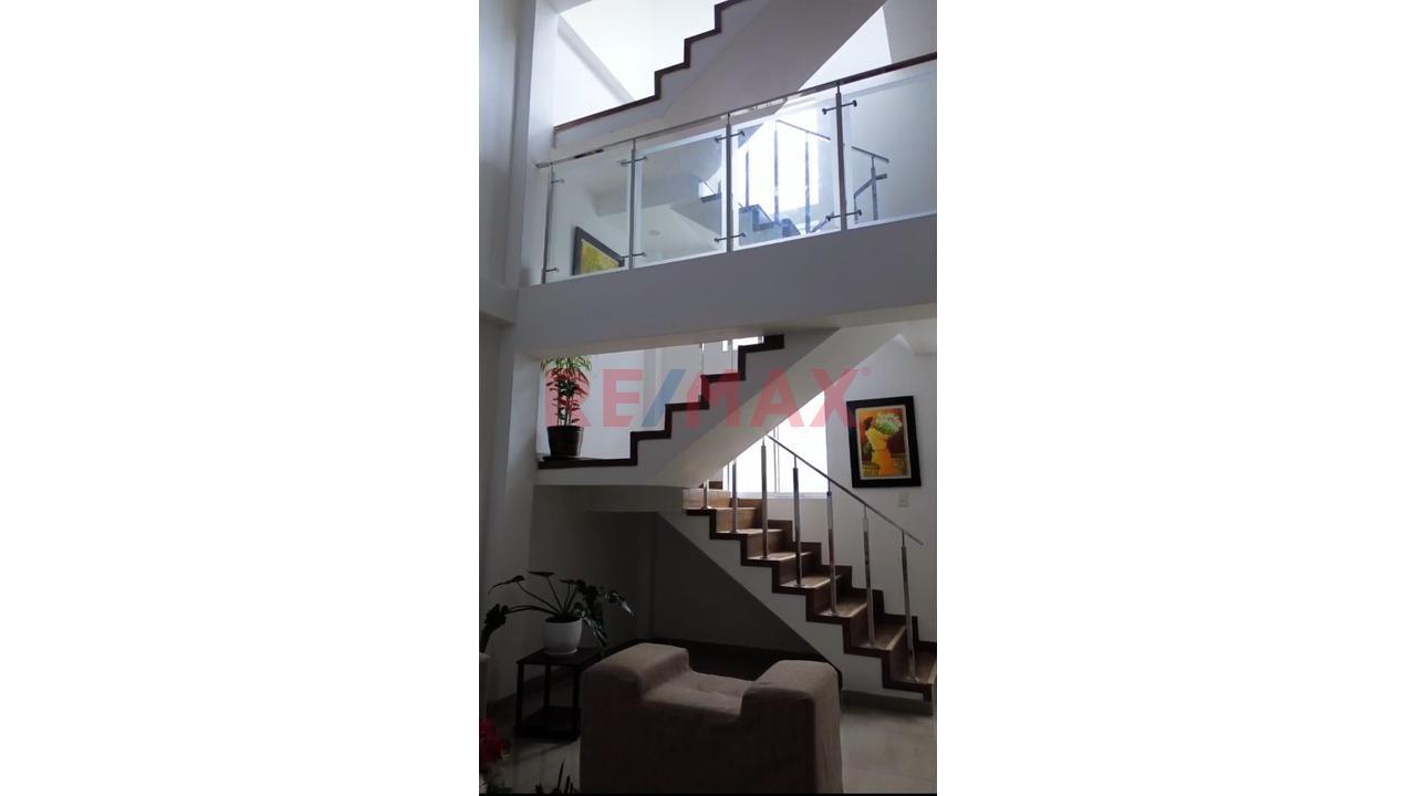 🔥Gran  Oportunidad😮 Se Vende Casa 📮 Urb. Centenario Palmeras Ii Etapa   📐 282.00  M2  A Solo  S/500.000 - 8