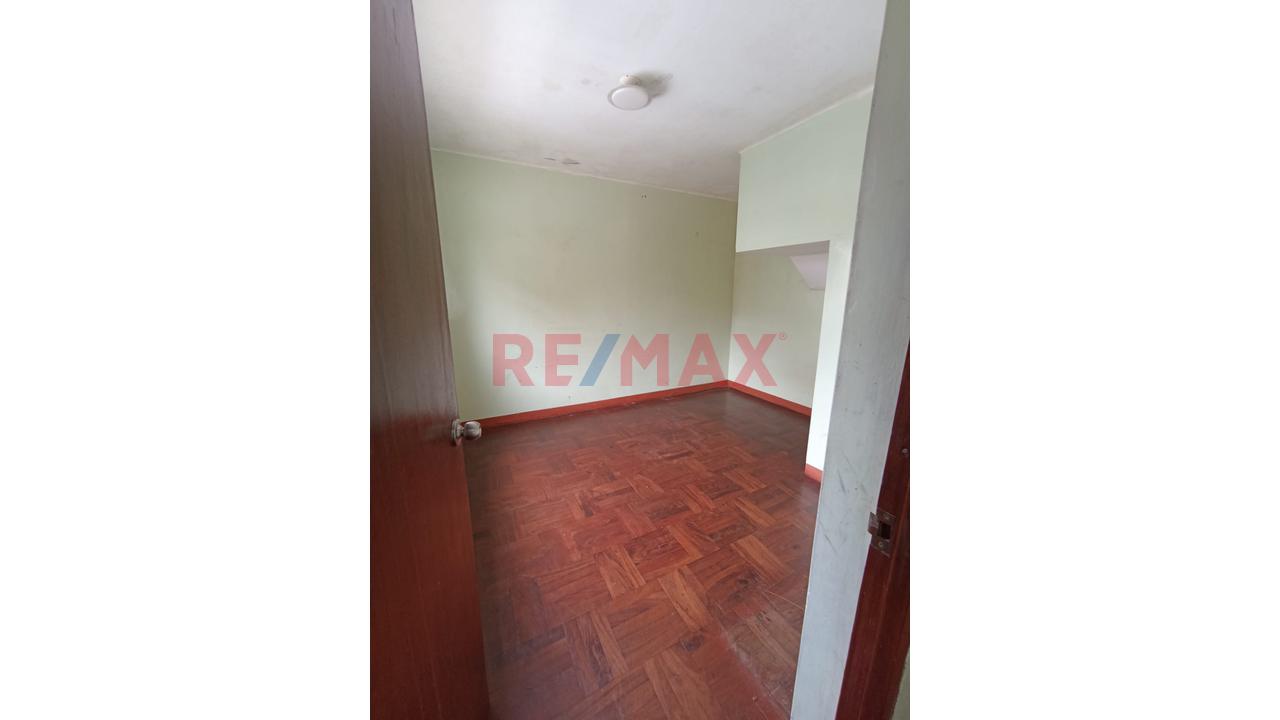 Casa De 2 Pisos Con Entrada Independiente - Rimac - 3