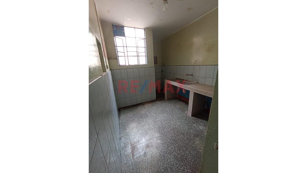 Casa De 2 Pisos Con Entrada Independiente - Rimac - 16