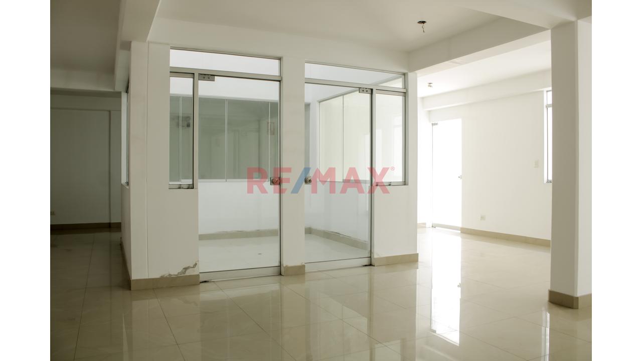 Alquilo Oficina / Consultorio – Miraflores | 90 M² | 2.º Piso | Ascensor — foto 2