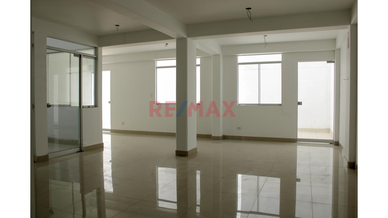 Alquilo Oficina / Consultorio – Miraflores | 90 M² | 2.º Piso | Ascensor