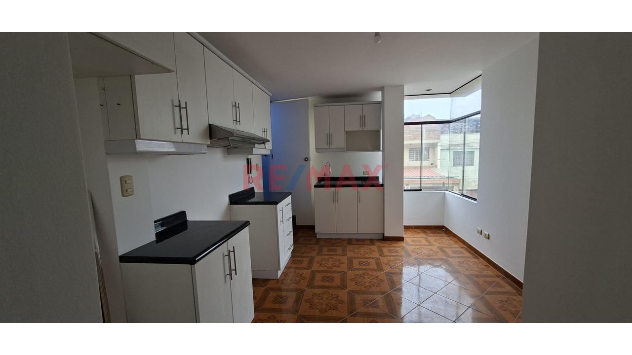 Alquiler De Departamento 113 Mts Con 3 Habitaciones En San Juan De Miraflores — foto 3