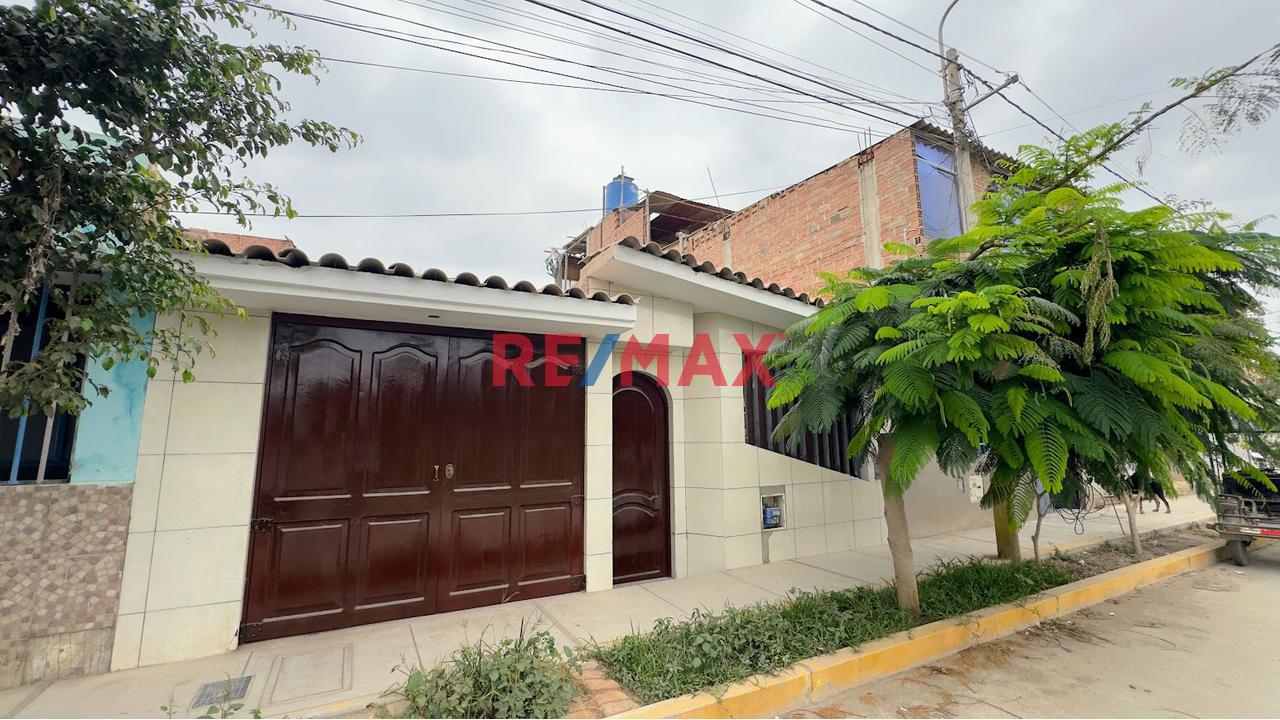 Venta De Casa Frente A Parque En La Urb Milagro De Dios Jlo