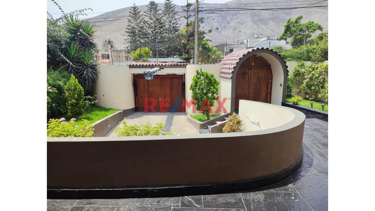 Casa En Venta En La Molina - 4 Dormitorios Con Piscina, Jardín — foto 10