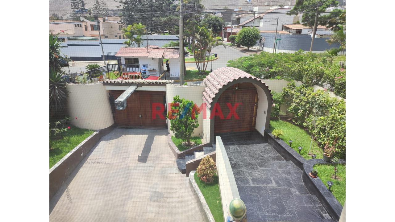 Casa En Venta En La Molina - 4 Dormitorios Con Piscina, Jardín — foto 9
