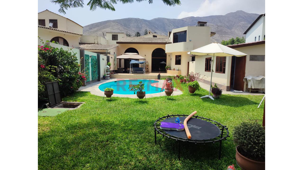 Casa En Venta En La Molina - 4 Dormitorios Con Piscina, Jardín