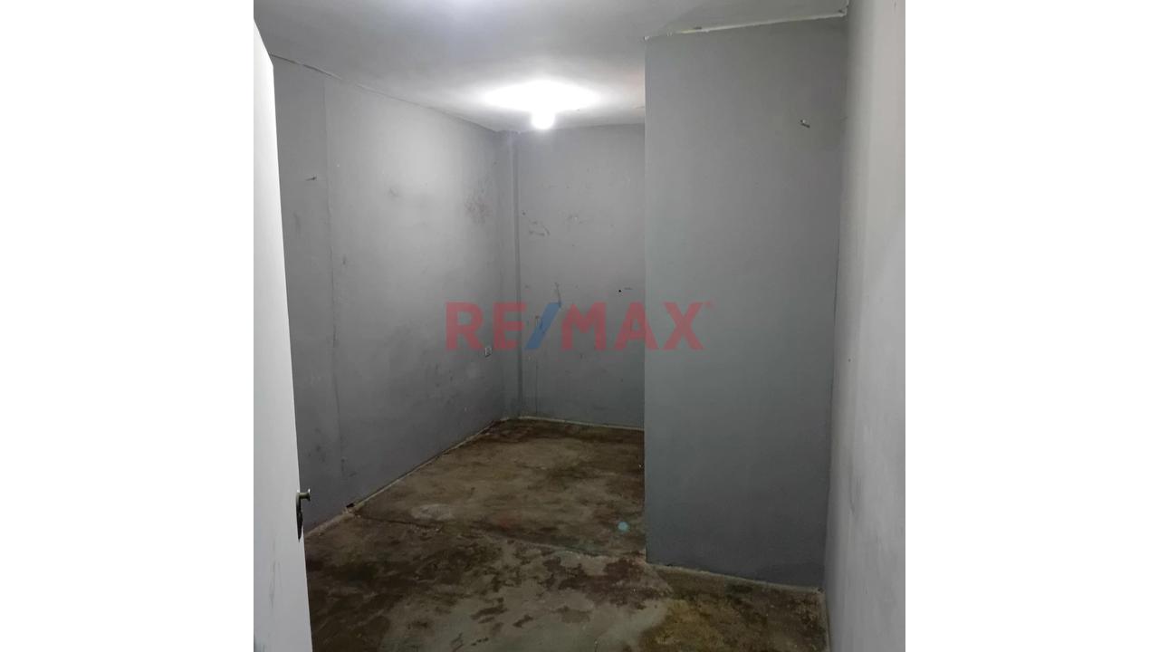 Casa En Venta De 2 Pisos Más Azotea En Calle Saenz Peña - Chiclayo - 2