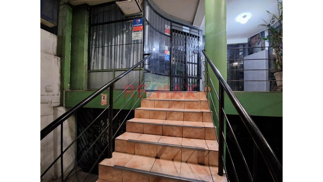 Venta De Local Comercial En Av. Manuel Vera Enriquez - Urb. Primavera - 4
