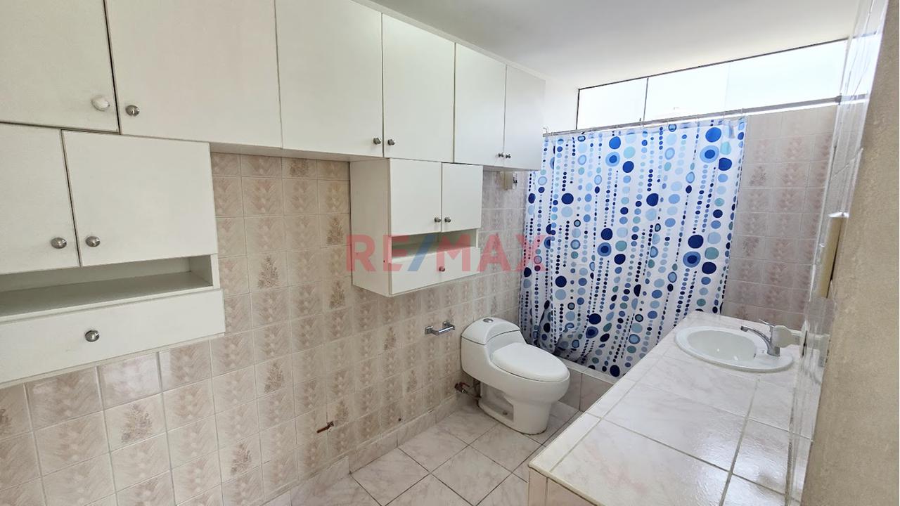 Venta De Casa En Esquina Con Gran Potencial En Centro Comercial Monterrico, Surco — foto 12