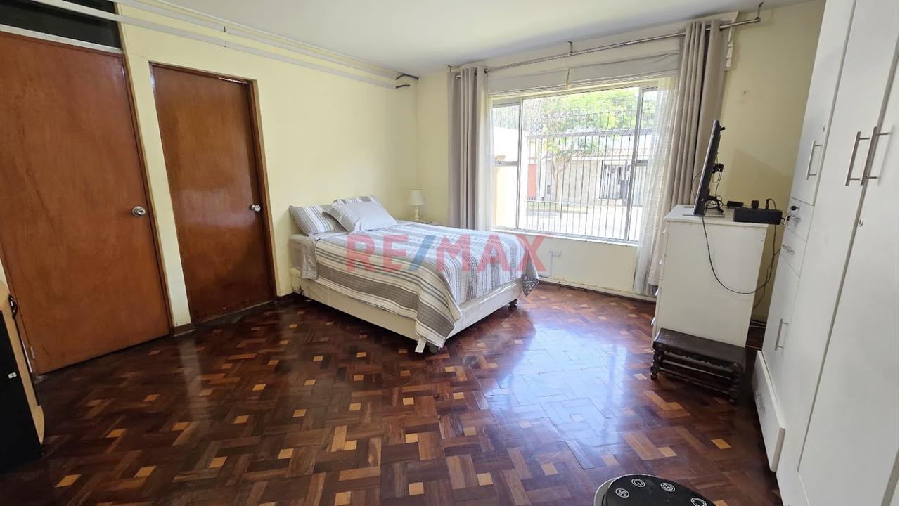 Venta De Casa En Esquina Con Gran Potencial En Centro Comercial Monterrico, Surco — foto 6