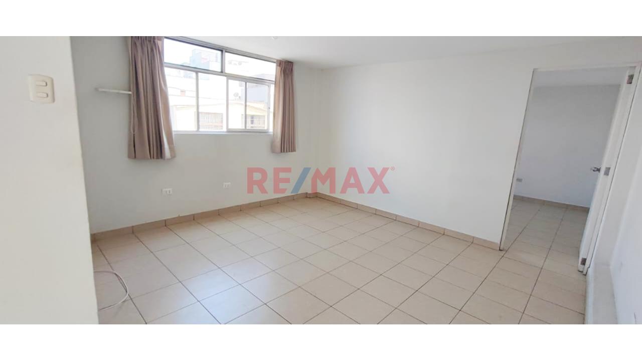 Venta De Casa En Esquina Con Gran Potencial En Centro Comercial Monterrico, Surco — foto 14