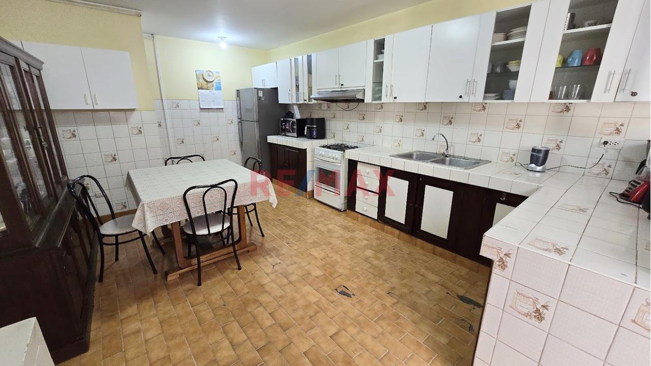 Venta De Casa En Esquina Con Gran Potencial En Centro Comercial Monterrico, Surco — foto 7