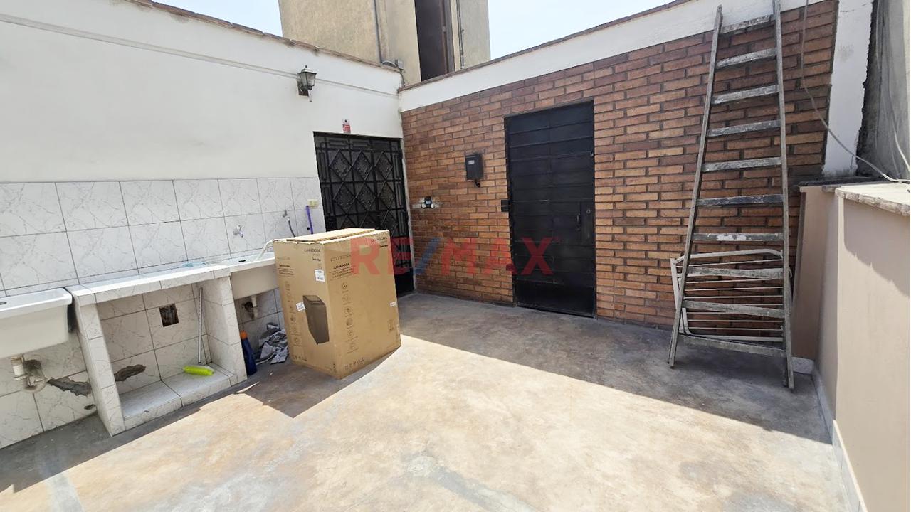 Venta De Casa En Esquina Con Gran Potencial En Centro Comercial Monterrico, Surco — foto 3