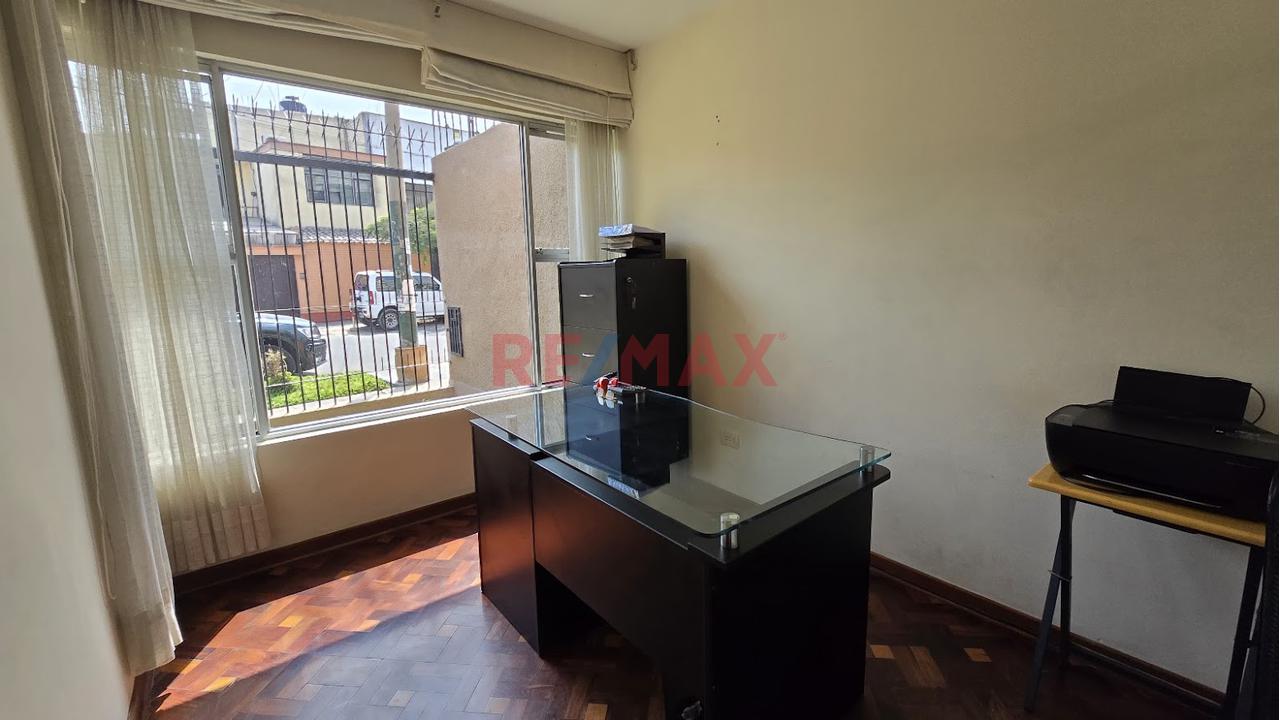 Venta De Casa En Esquina Con Gran Potencial En Centro Comercial Monterrico, Surco — foto 13