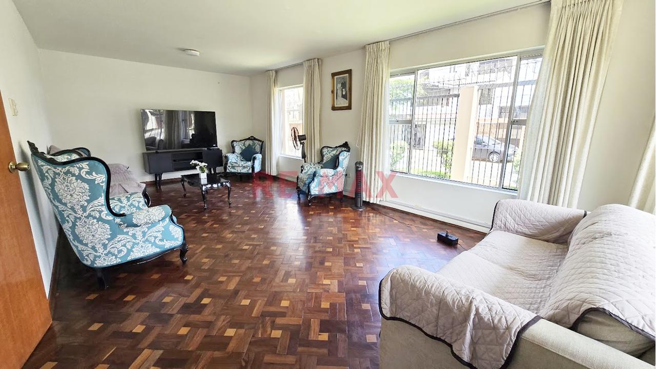 Venta De Casa En Esquina Con Gran Potencial En Centro Comercial Monterrico, Surco — foto 4