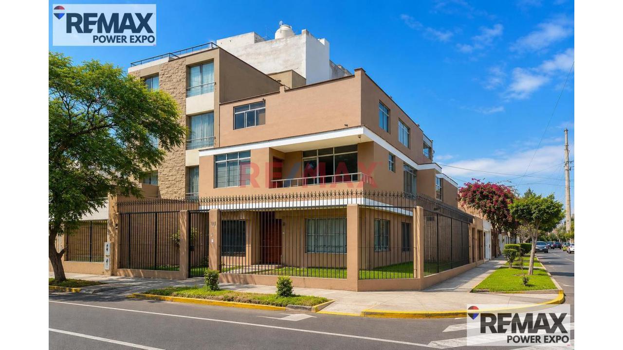 Venta De Casa En Esquina Con Gran Potencial En Centro Comercial Monterrico, Surco
