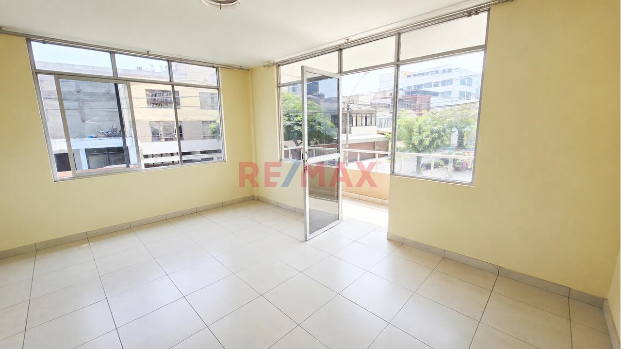 Venta De Casa En Esquina Con Gran Potencial En Centro Comercial Monterrico, Surco — foto 9