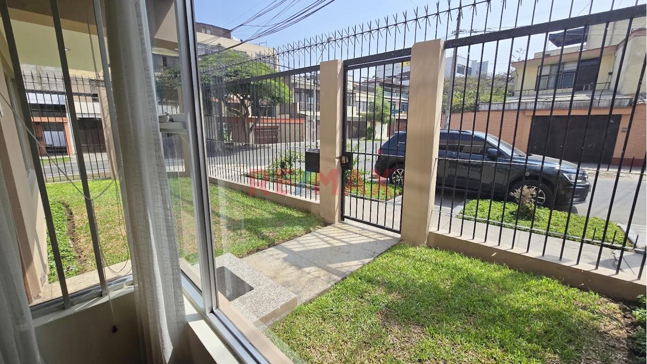 Venta De Casa En Esquina Con Gran Potencial En Centro Comercial Monterrico, Surco — foto 2