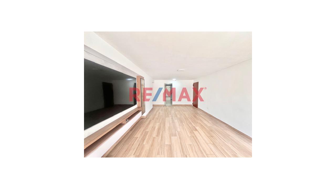 Venta De Departamento En Surco/ Primer Piso / Frente A Parque