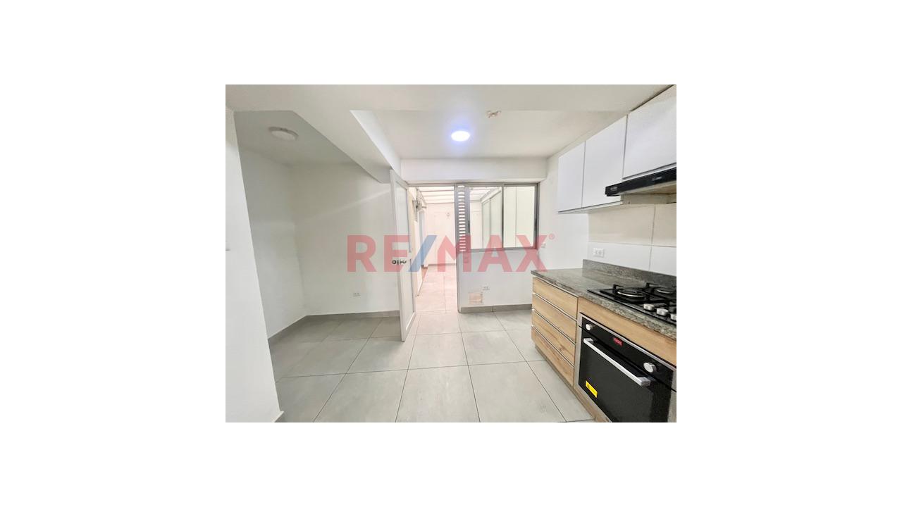 Alquiler De Departamento En Surco/ Primer Piso / Frente A Parque — foto 13