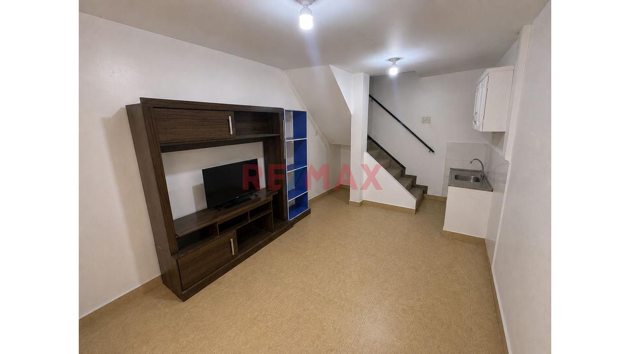 Alquilo Casa De 4 Pisos - Frente A Plaza Norte - 4