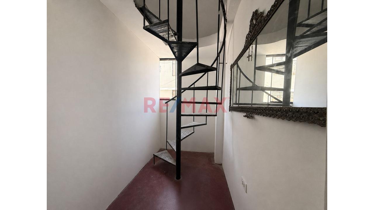 Alquilo Casa De 4 Pisos - Frente A Plaza Norte - 13