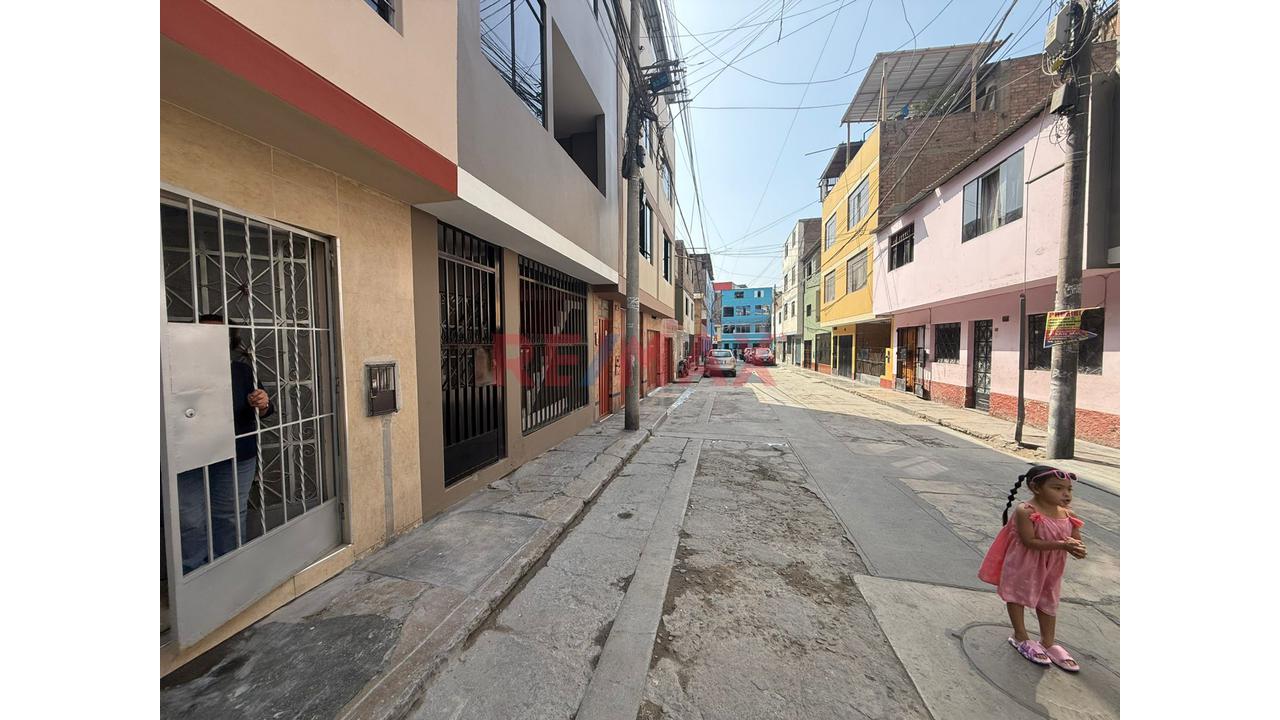 Alquilo Casa De 4 Pisos - Frente A Plaza Norte - 3