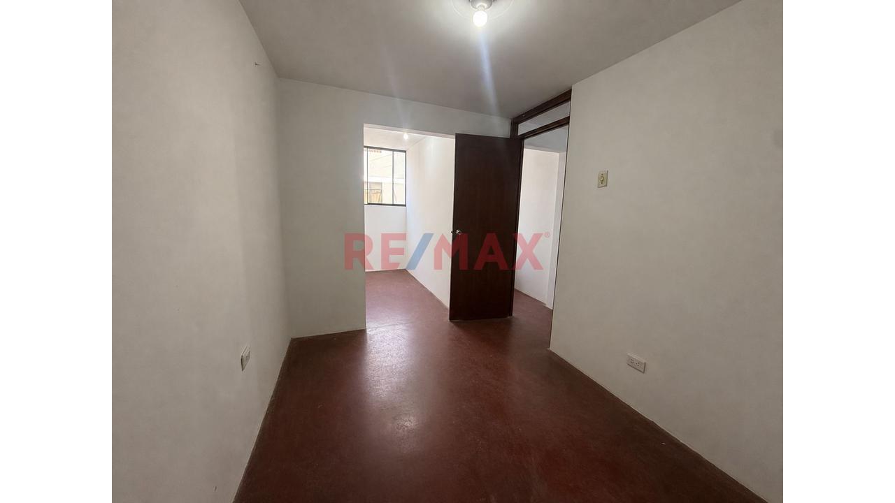 Alquilo Casa De 4 Pisos - Frente A Plaza Norte - 11
