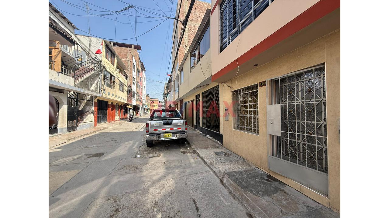 Alquilo Casa De 4 Pisos - Frente A Plaza Norte - 2