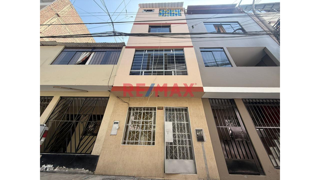 Alquilo Casa De 4 Pisos - Frente A Plaza Norte