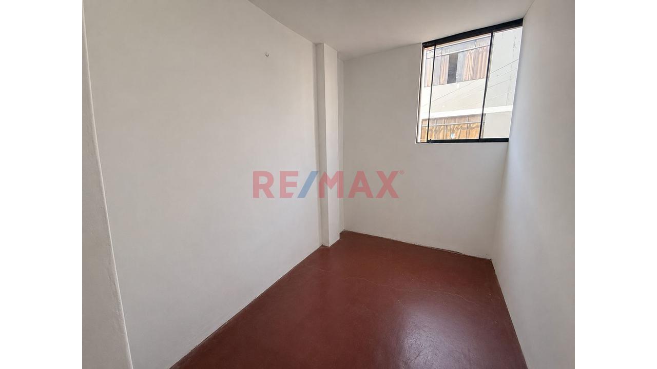 Alquilo Casa De 4 Pisos - Frente A Plaza Norte - 12