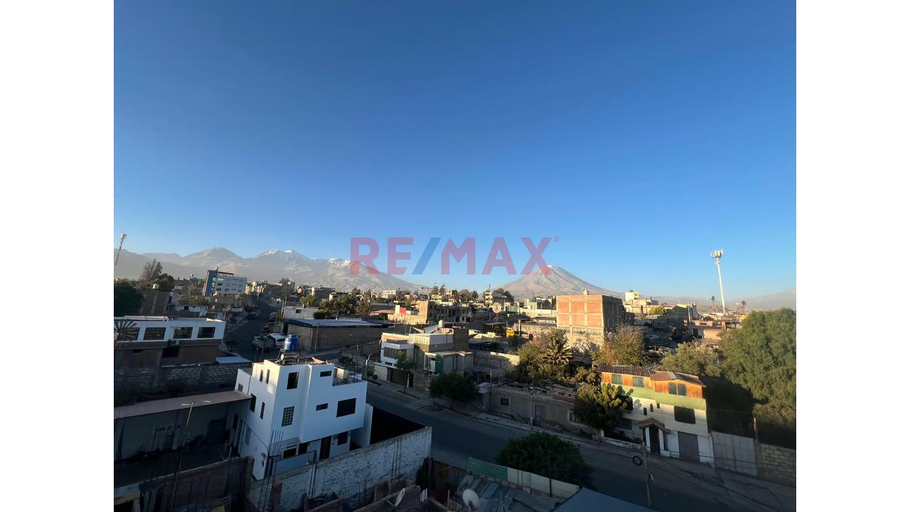 Triplex De 6 Habitaciones Y Azotea Propia En Cerro Colorado - 10