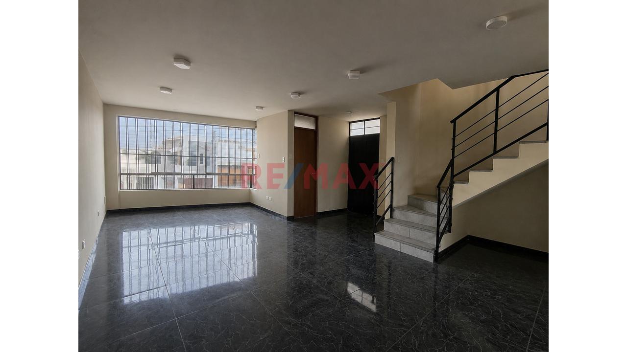 Triplex De 6 Habitaciones Y Azotea Propia En Cerro Colorado - 3