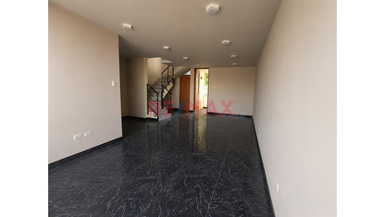 Triplex De 6 Habitaciones Y Azotea Propia En Cerro Colorado - 2