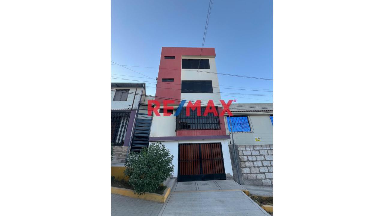 Triplex De 6 Habitaciones Y Azotea Propia En Cerro Colorado - 1