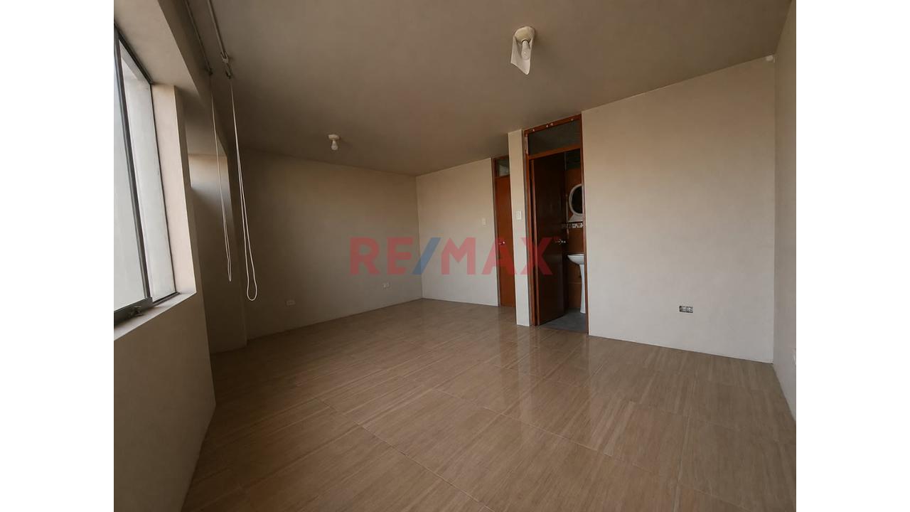 Triplex De 6 Habitaciones Y Azotea Propia En Cerro Colorado - 9