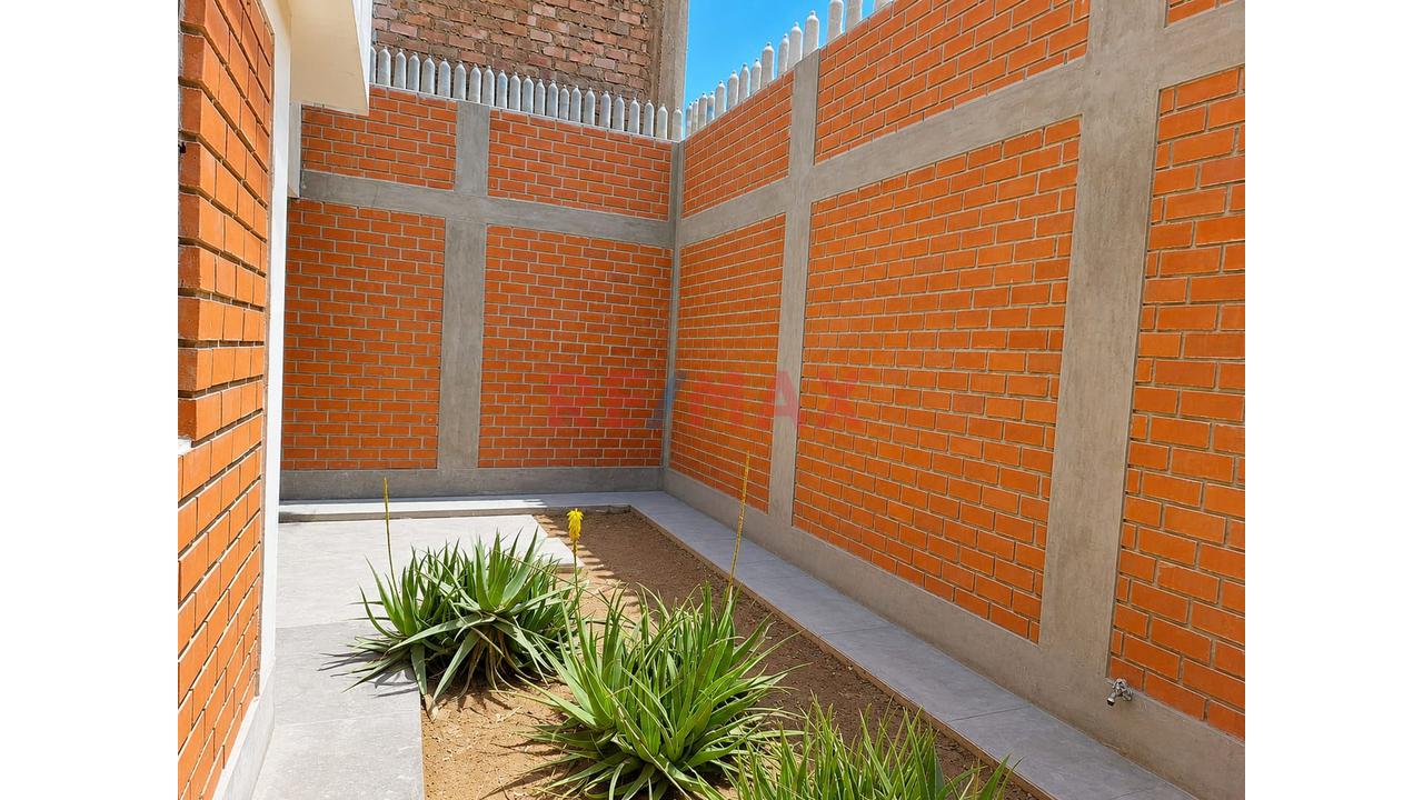 Venta De Casa En Esquina Frente A Parque En Santa Rosa - 11