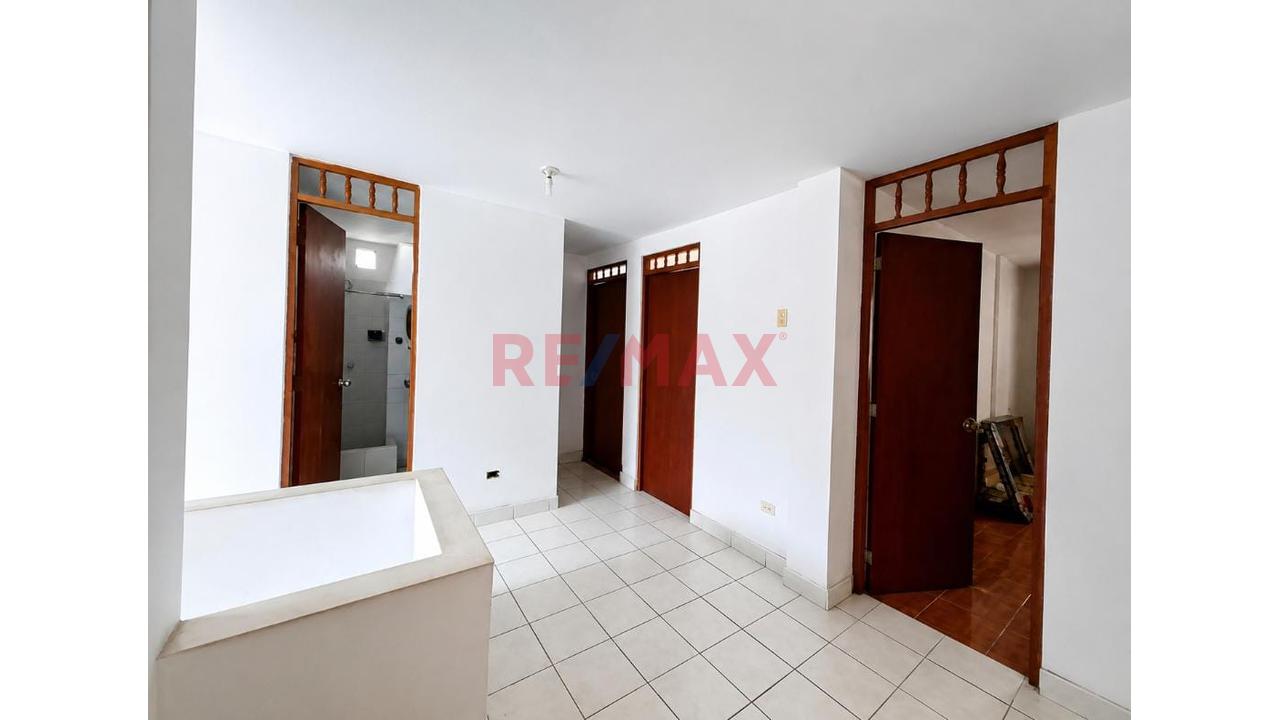Venta De Casa En Esquina Frente A Parque En Santa Rosa - 16