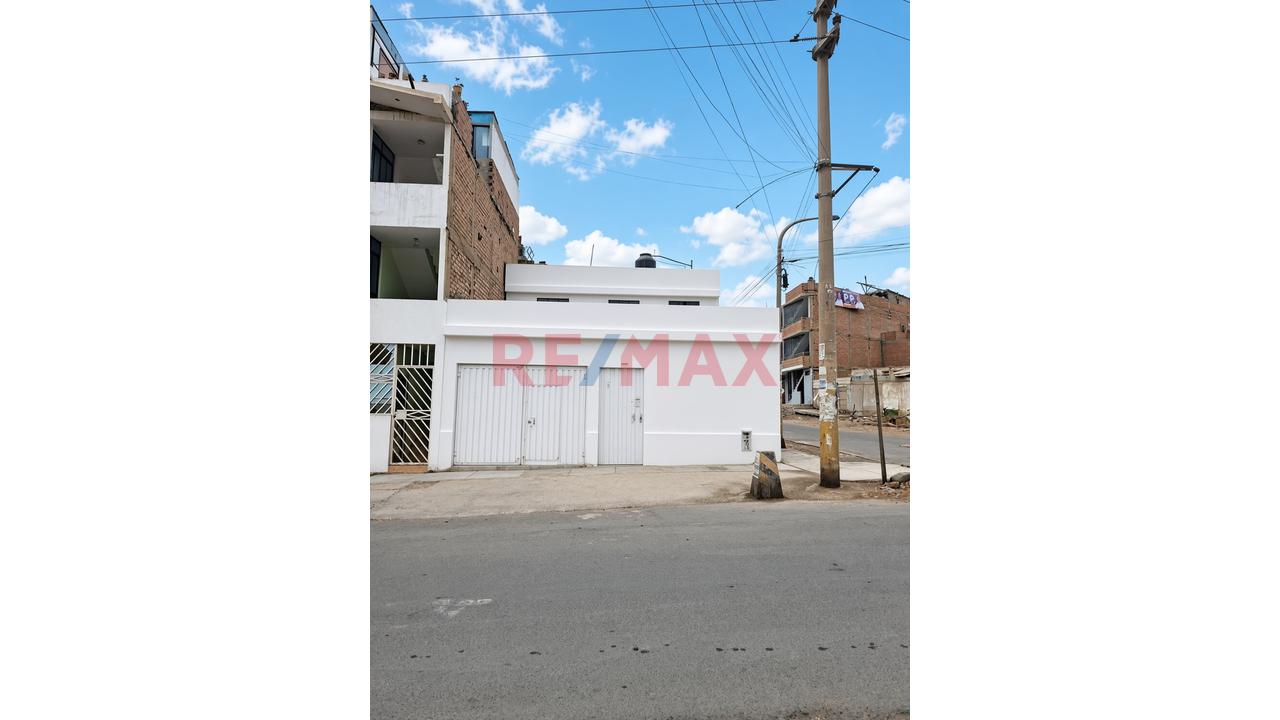 Venta De Casa En Esquina Frente A Parque En Santa Rosa - 14